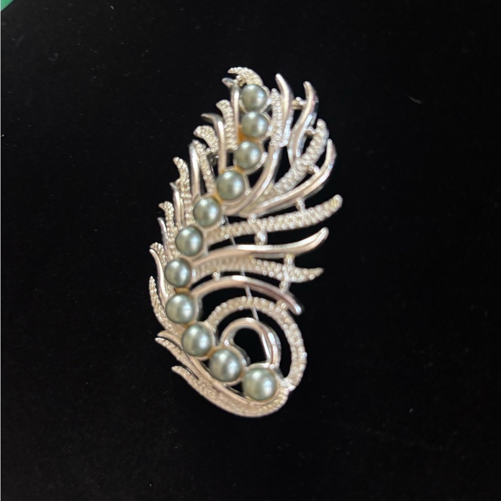 Vintage Sarah Coventry Silver-Tone “Feather Fantasy” Brooch with Gray Pearls